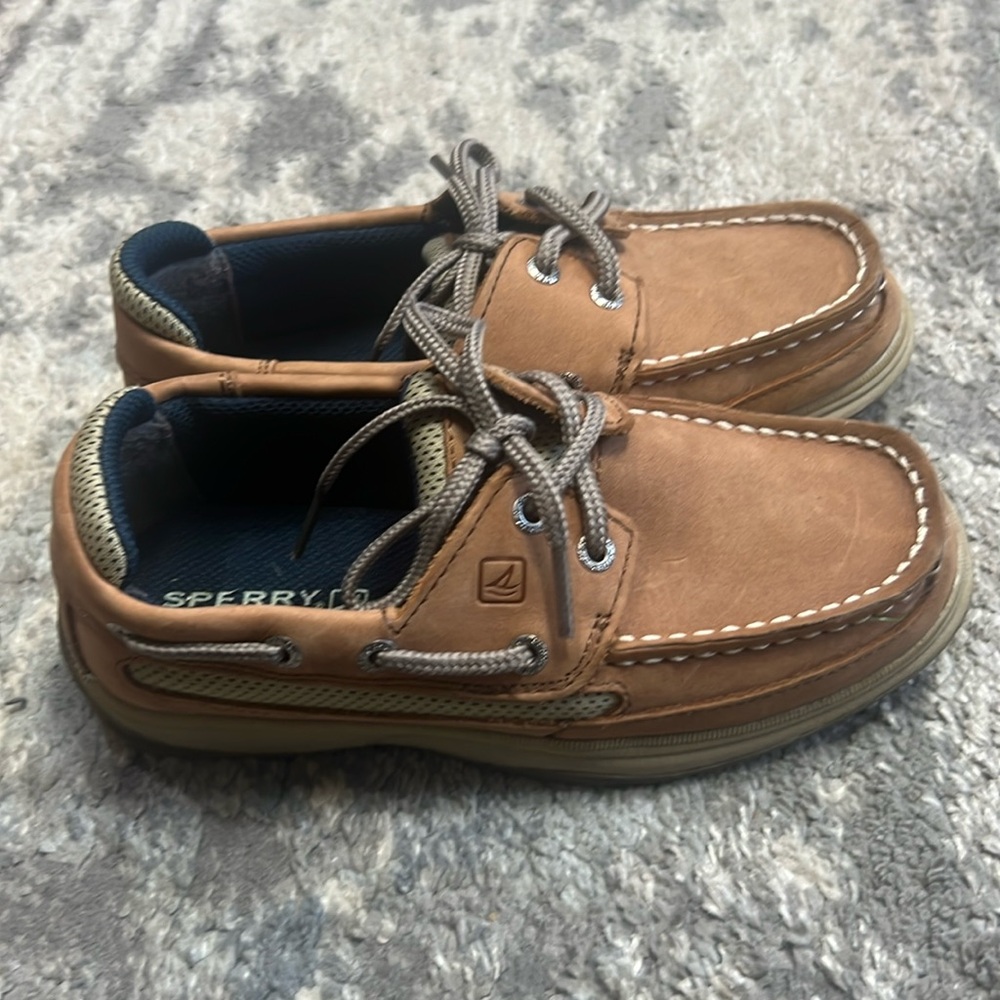Little boy tan Sperry size 1M